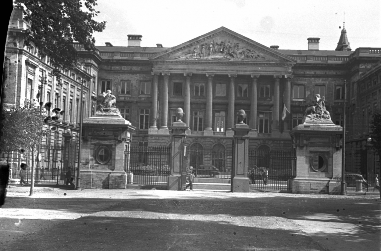 143118-parlement-bruxelles-1944.jpg