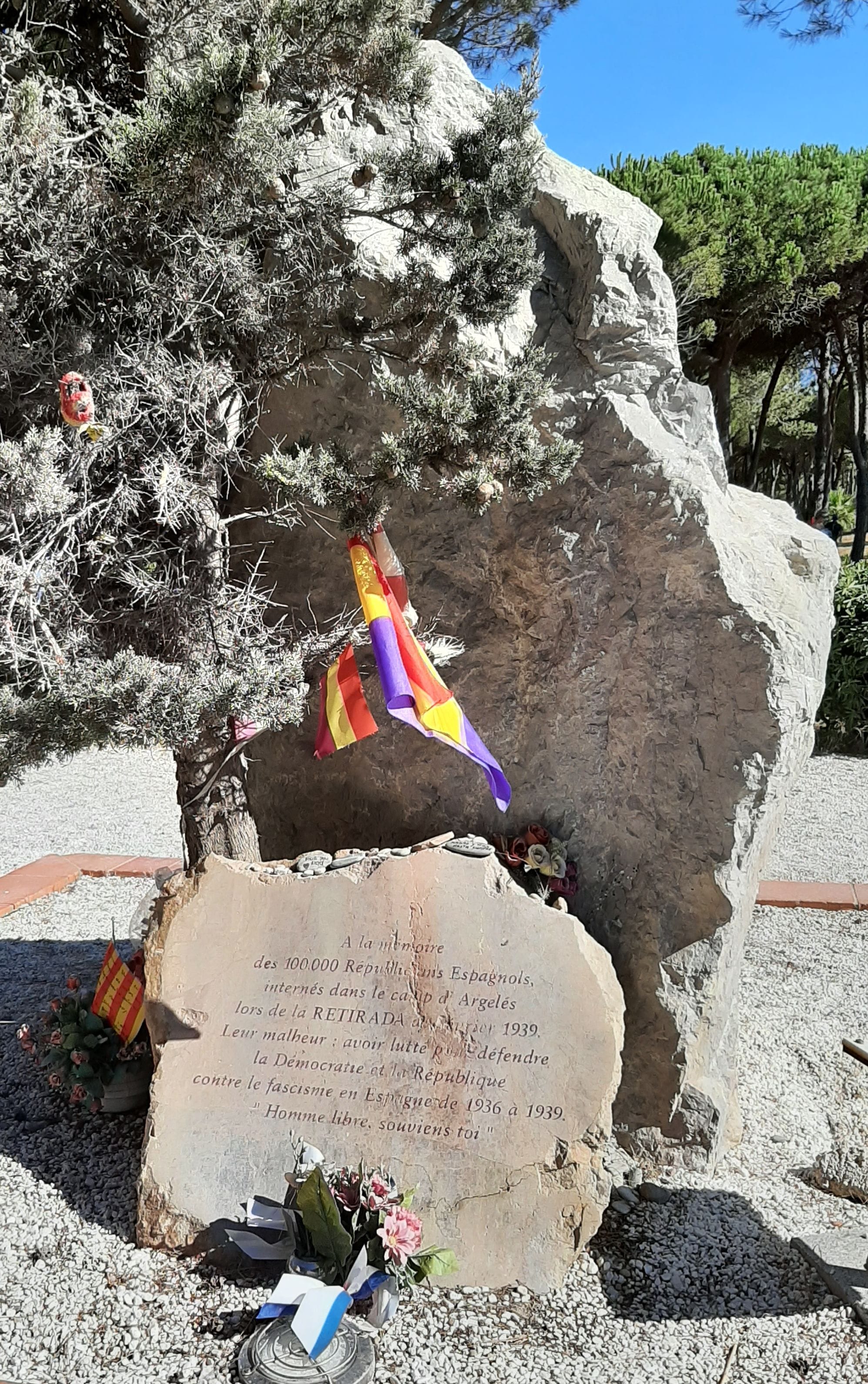 Monument dat de locatie van de ingang van het kamp van Argelès-sur-Mer (Frankrijk) markeert ter nagedachtenis van de Spaanse republikeinen die er vanaf februari 1939 geïnterneerd waren.