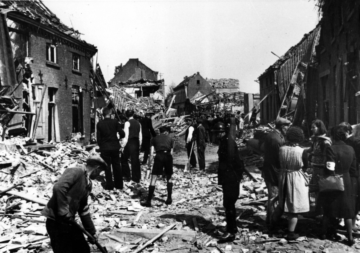 272172-bombardement-mortsel-avril-1943.jpg