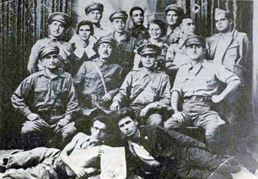 Angelov tussen brigadisten. Foto uit: Du mont Pirine à Breendonk (1980)