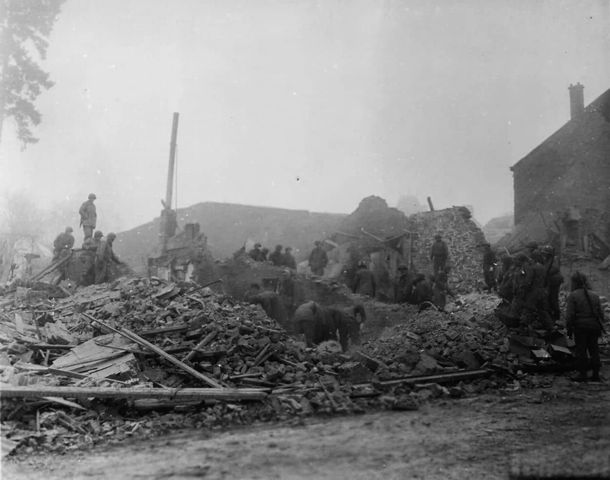 bastogne-fouille-des-decombres.jpg
