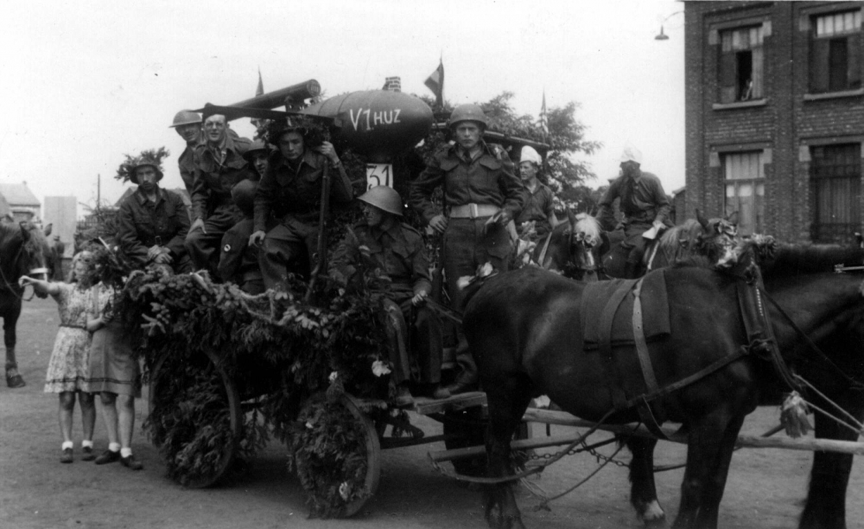 bevrijdingsfeesten-te-koersel-24-6-1945.jpg