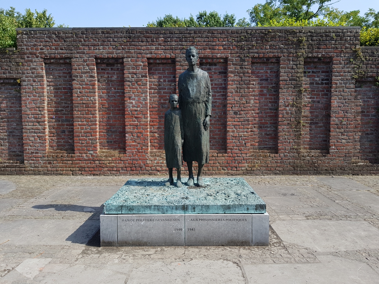 bruxelles_-_parc_georges_henri_-_monument_ravensbrAOEck_2019-07-24.jpg