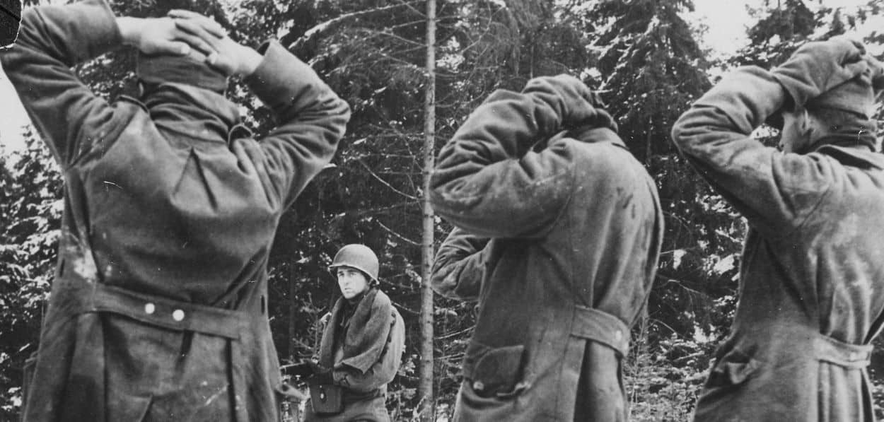 chenogne-gi-nimmt-deutsche-soldaten-gefangen-us-signal-corps-public-domain(2).jpg