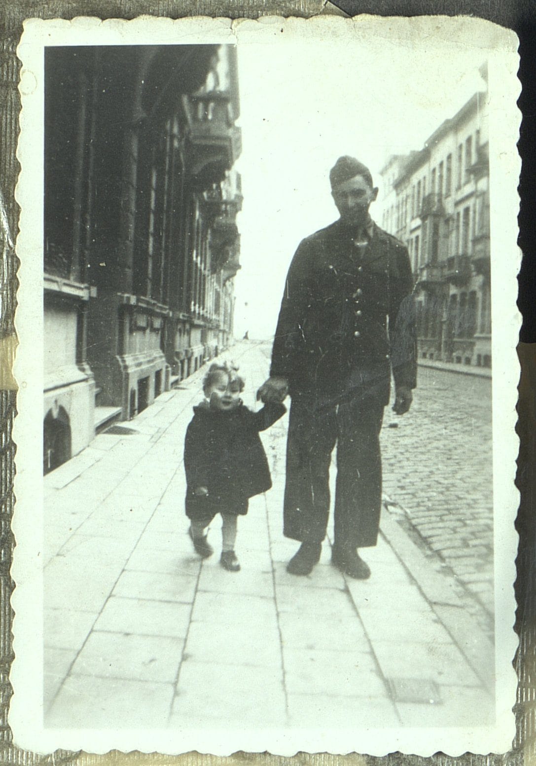 Soldat et enfant juif