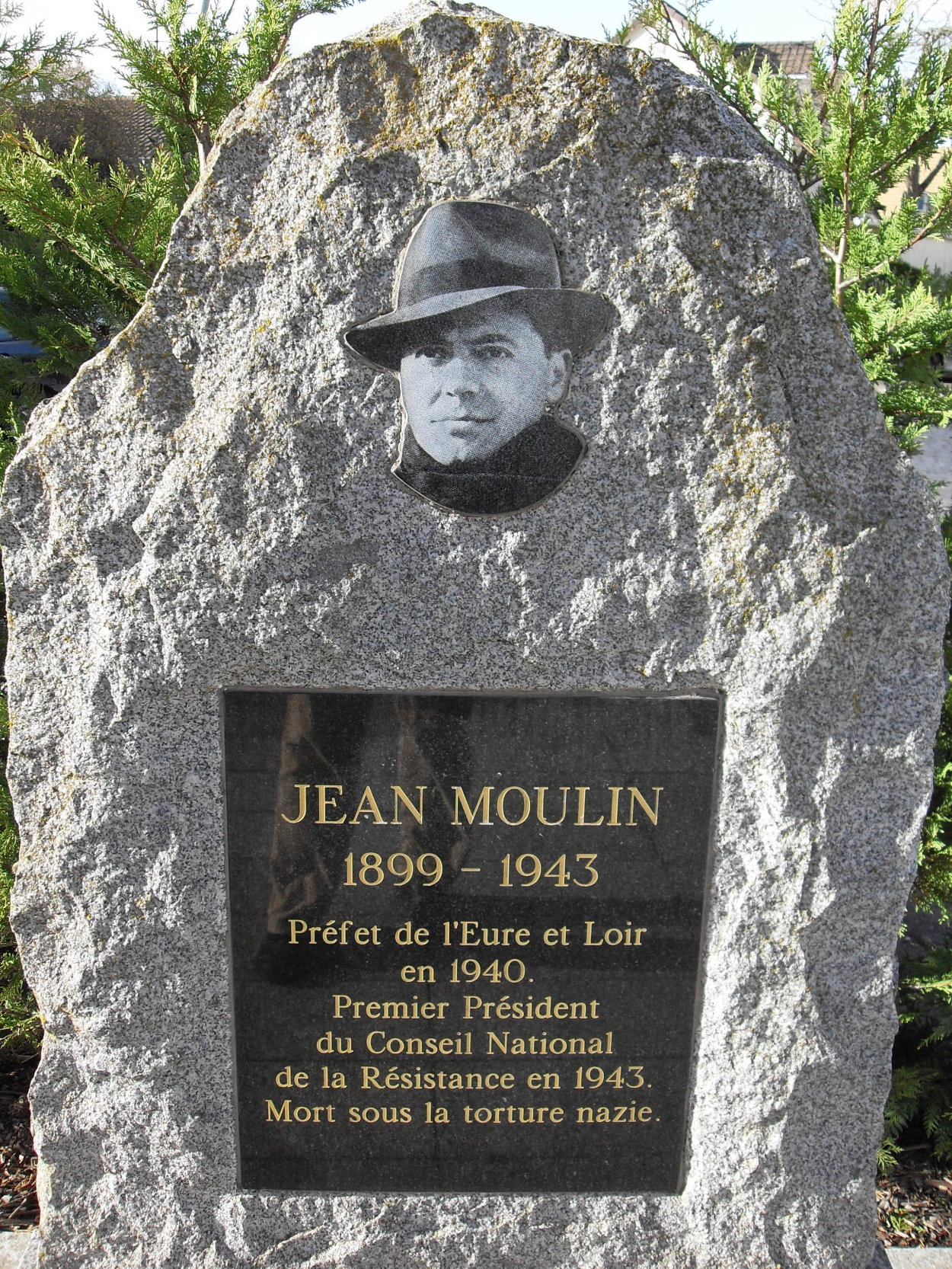 les_clayes_sous_bois_monument_jean_moulin.jpg