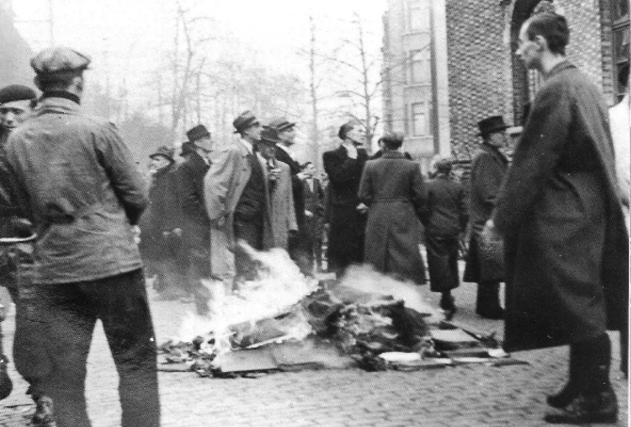 pogrom_d-anvers_-_14_avril_1941_-_autodafA.jpg