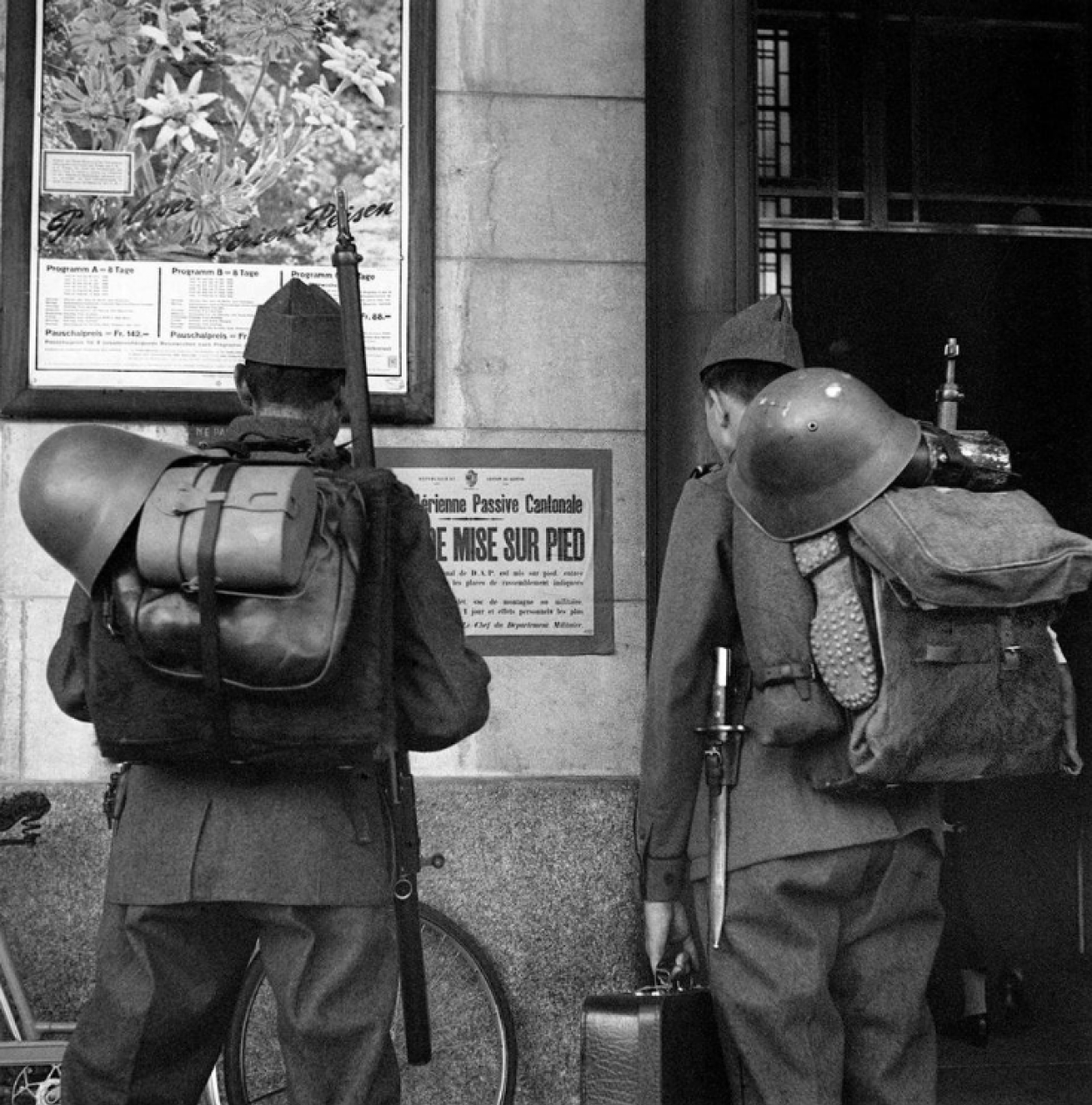 soldats-entrant-en-service-en-1939-A-la-gare-de-genAve-A-keystonephotopress-.png